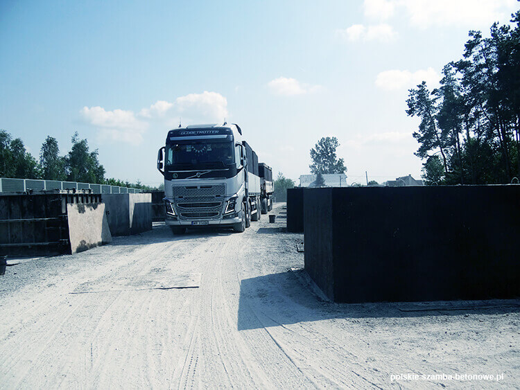 Transport szamb betonowych  w Wołowie